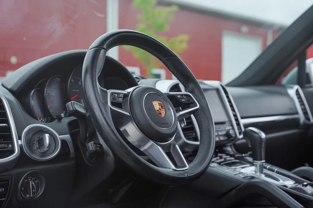 2018 Porsche Cayenne Base Platinum Edition photo 22