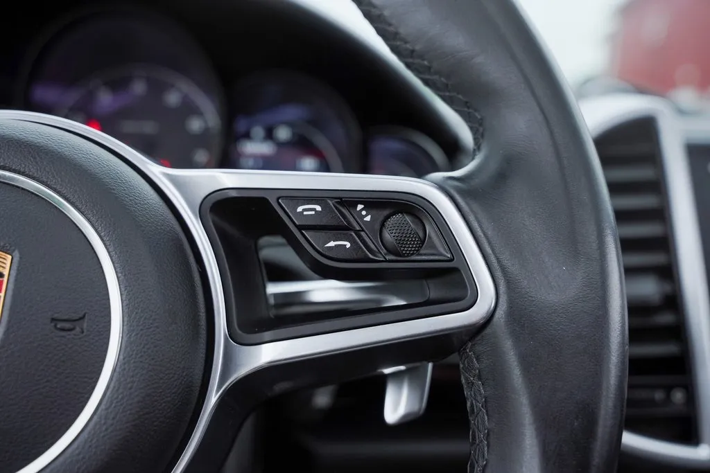 2018 Porsche Cayenne Base Platinum Edition photo 40