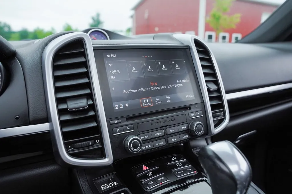 2018 Porsche Cayenne Base Platinum Edition photo 24