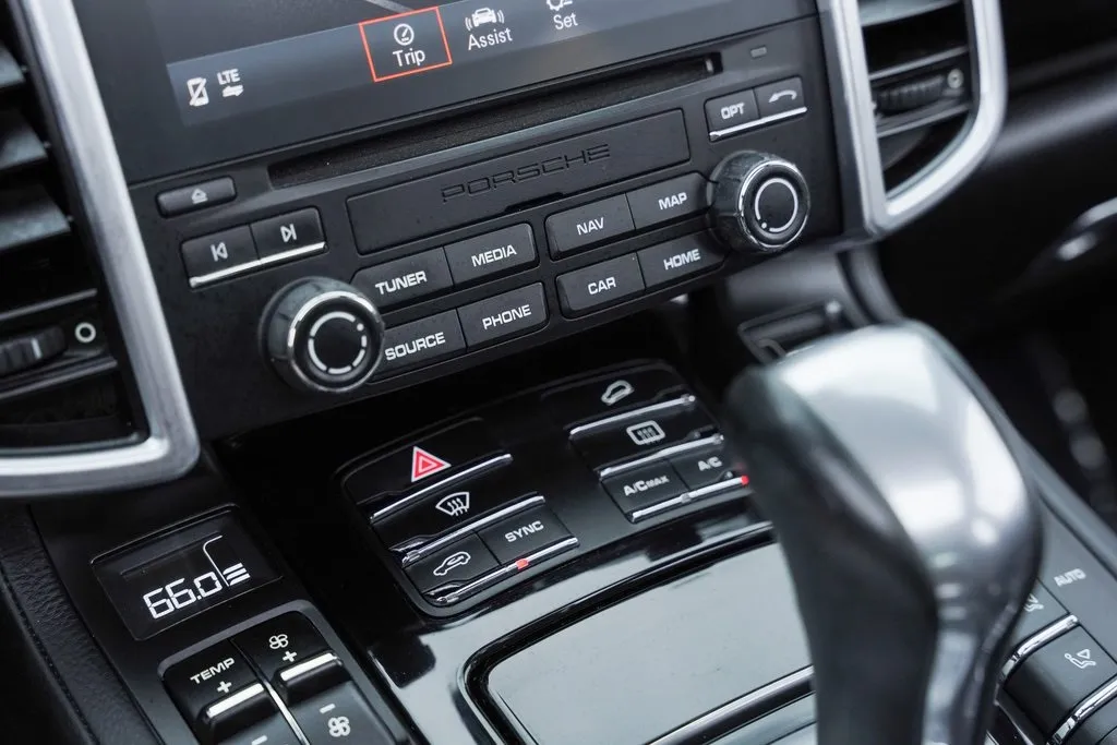 2018 Porsche Cayenne Base Platinum Edition photo 26