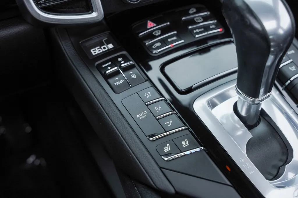 2018 Porsche Cayenne Base Platinum Edition photo 44