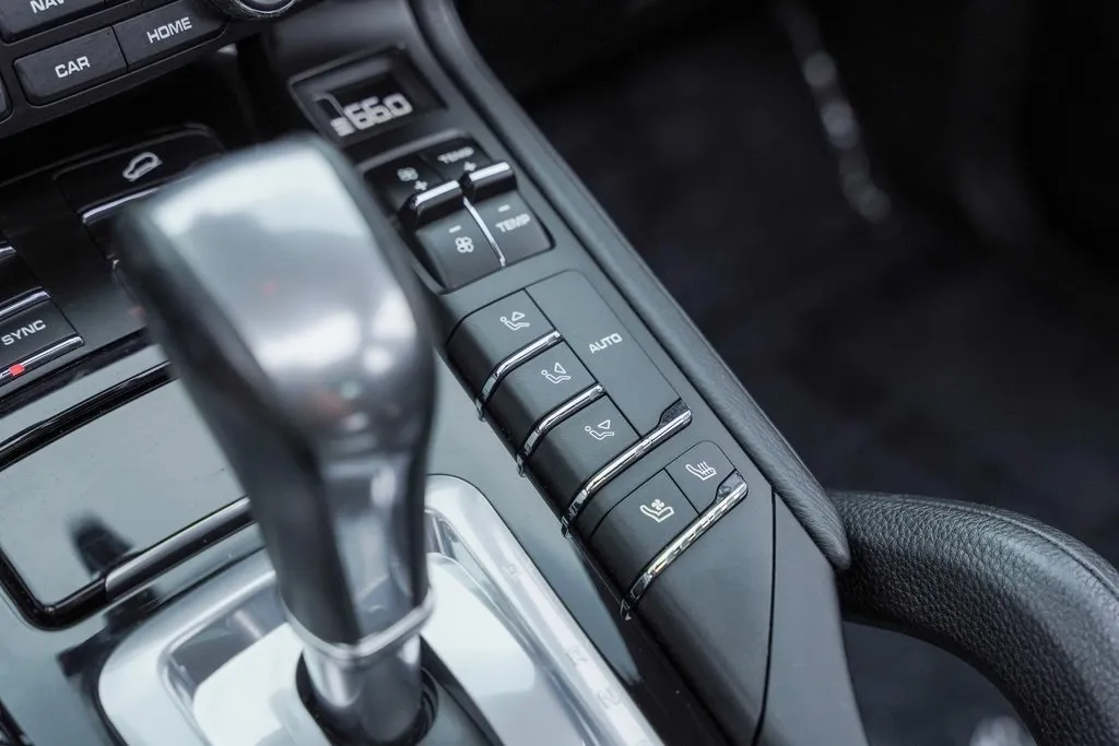 2018 Porsche Cayenne Base Platinum Edition photo 10