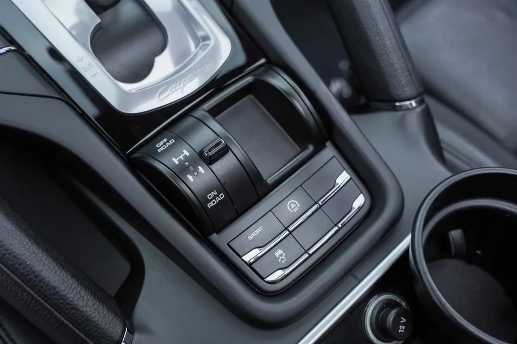 2018 Porsche Cayenne Base Platinum Edition photo 27