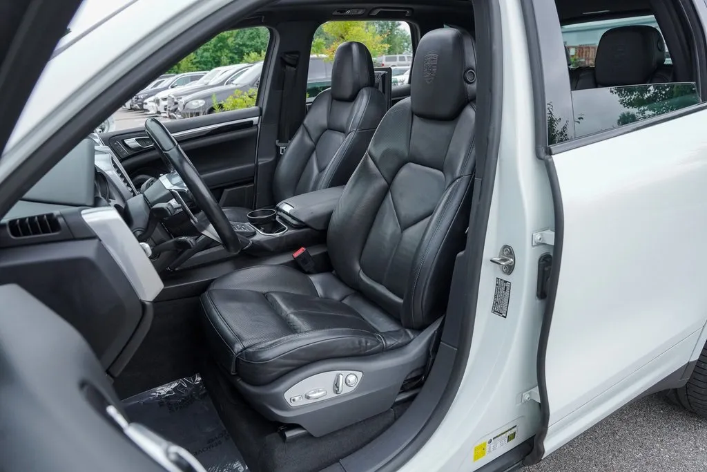 2018 Porsche Cayenne Base Platinum Edition photo 28