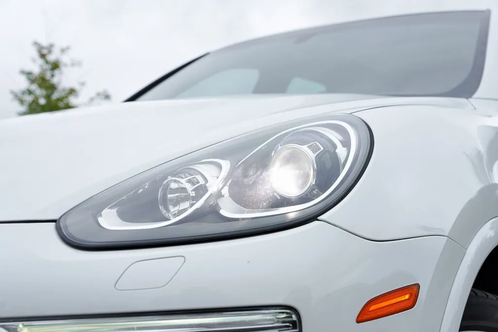 2018 Porsche Cayenne Base Platinum Edition photo 2