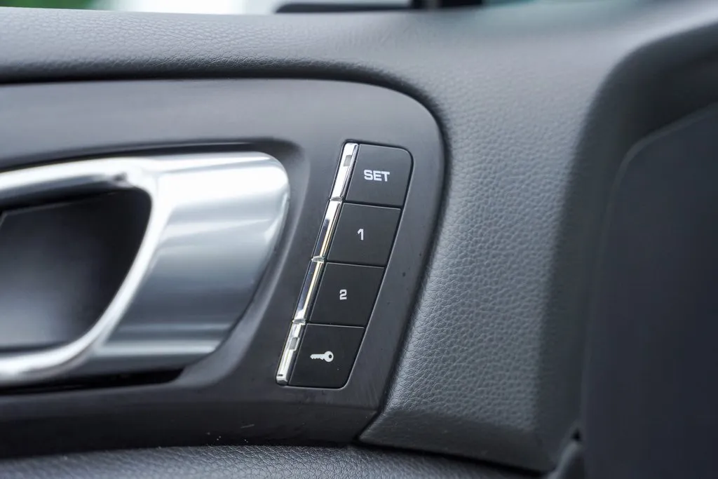2018 Porsche Cayenne Base Platinum Edition photo 30