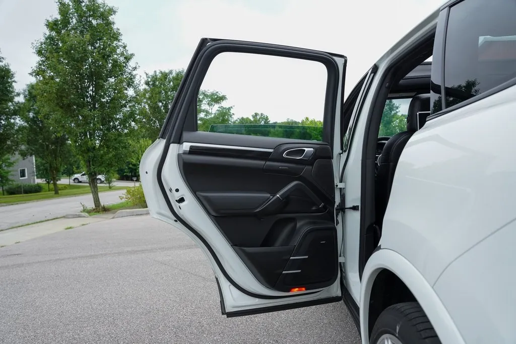 2018 Porsche Cayenne Base Platinum Edition photo 12