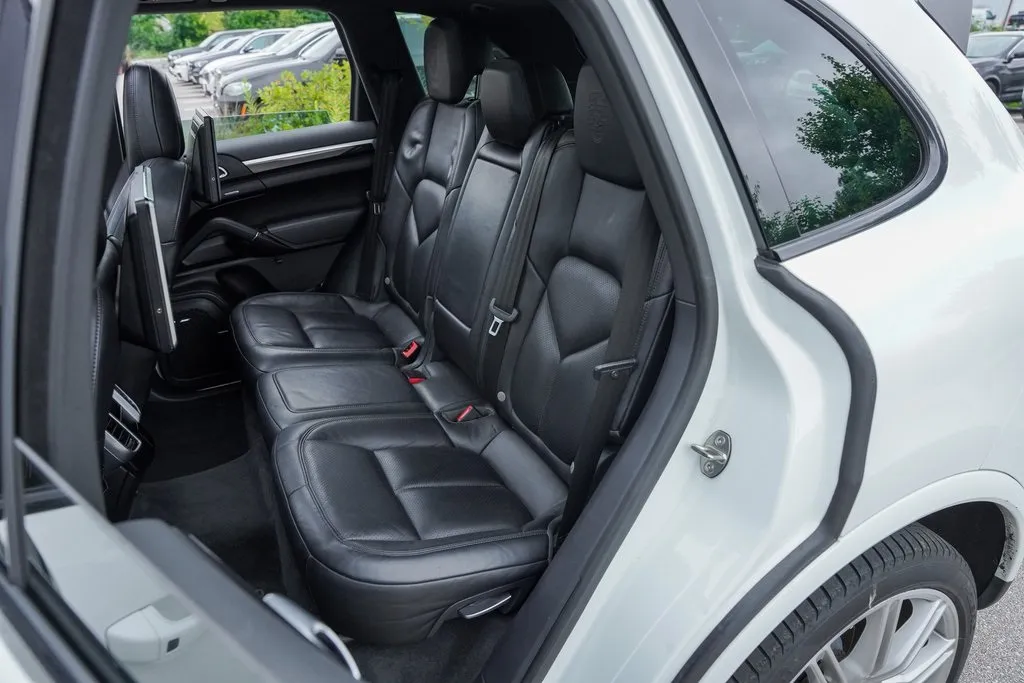 2018 Porsche Cayenne Base Platinum Edition photo 31