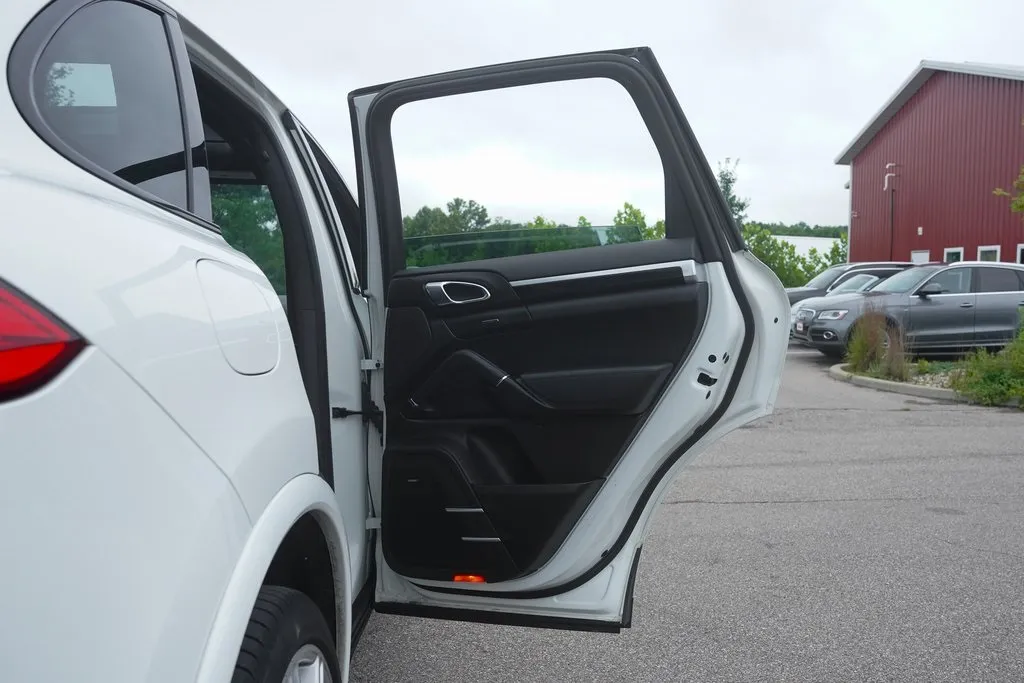 2018 Porsche Cayenne Base Platinum Edition photo 14