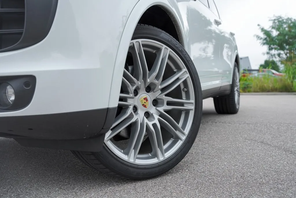 2018 Porsche Cayenne Base Platinum Edition photo 18