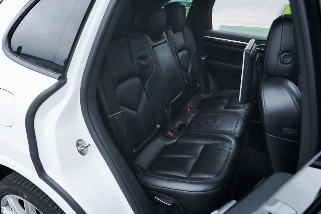 2018 Porsche Cayenne Base Platinum Edition photo 33