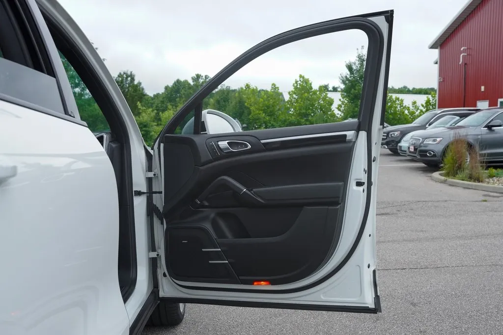 2018 Porsche Cayenne Base Platinum Edition photo 50
