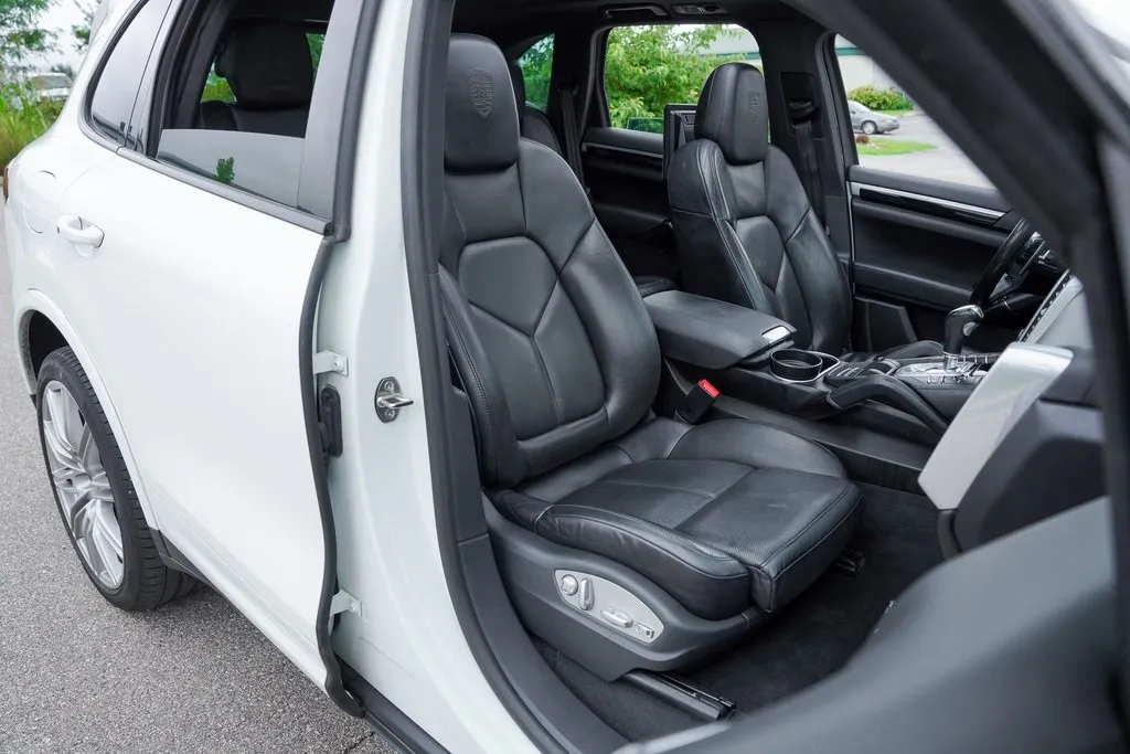 2018 Porsche Cayenne Base Platinum Edition photo 15