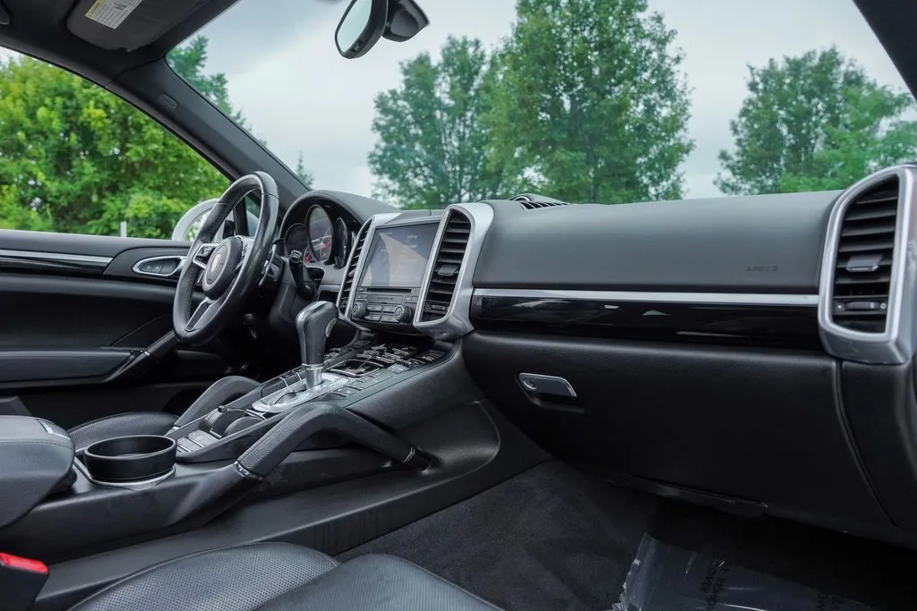 2018 Porsche Cayenne Base Platinum Edition photo 34