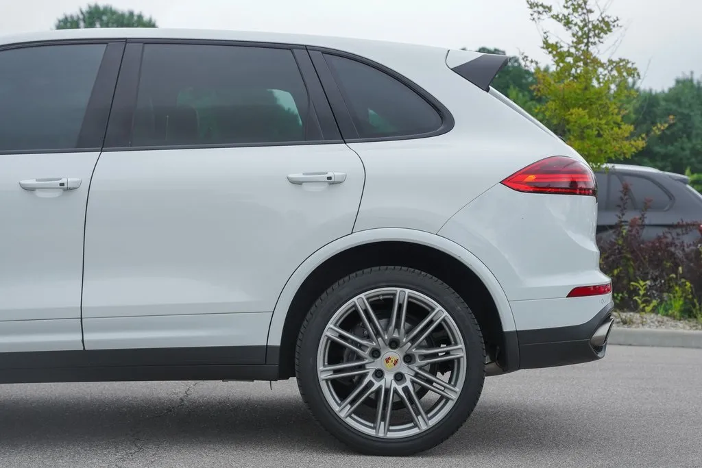 2018 Porsche Cayenne Base Platinum Edition photo 3