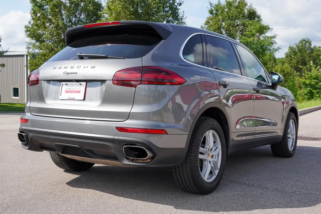 2016 Porsche Cayenne Base photo 3