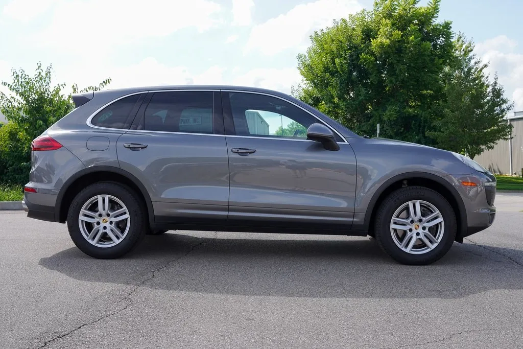 2016 Porsche Cayenne Base photo 34