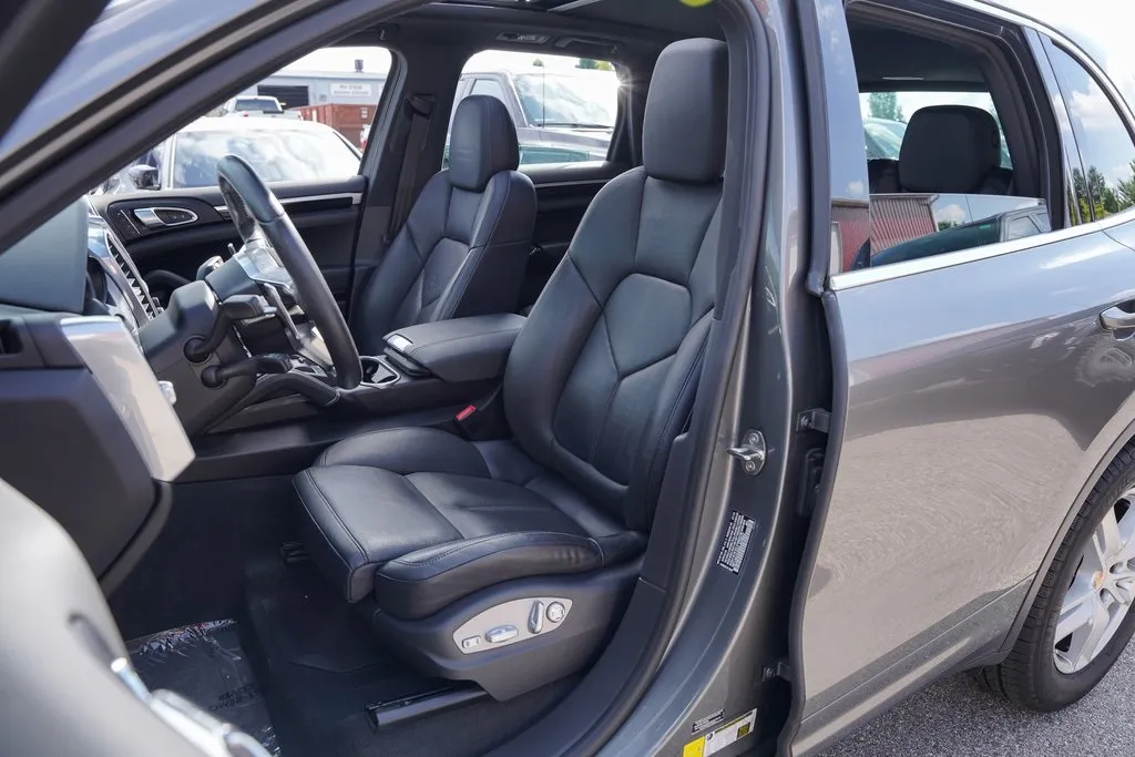 2016 Porsche Cayenne Base photo 41