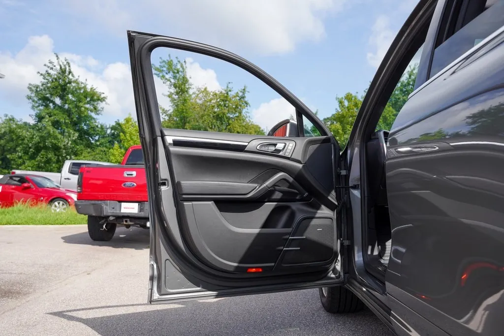 2016 Porsche Cayenne Base photo 11