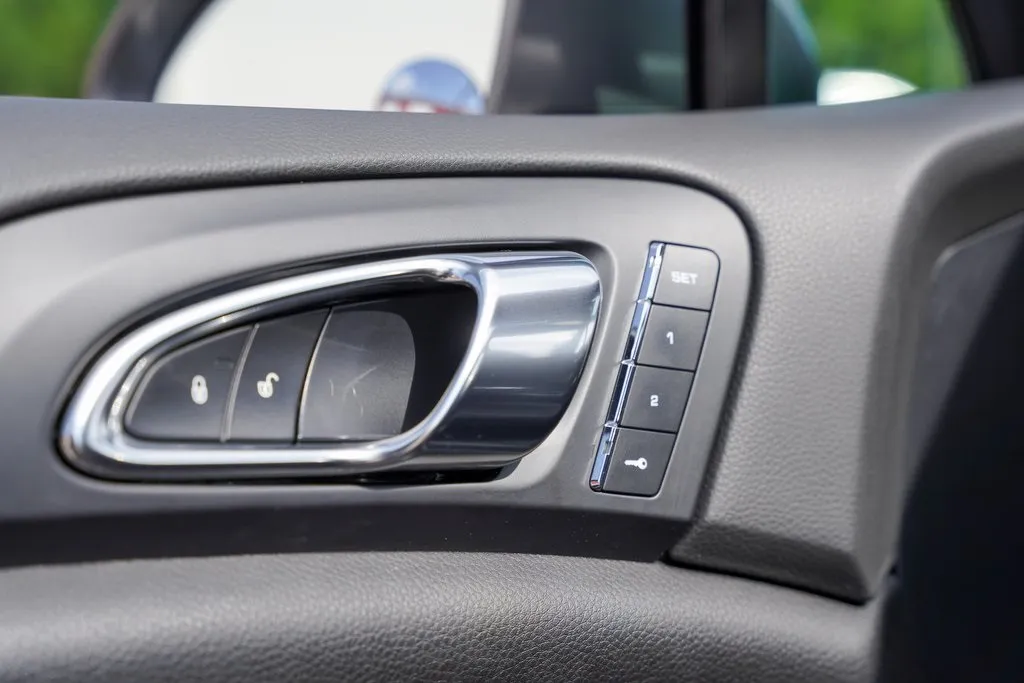 2016 Porsche Cayenne Base photo 12