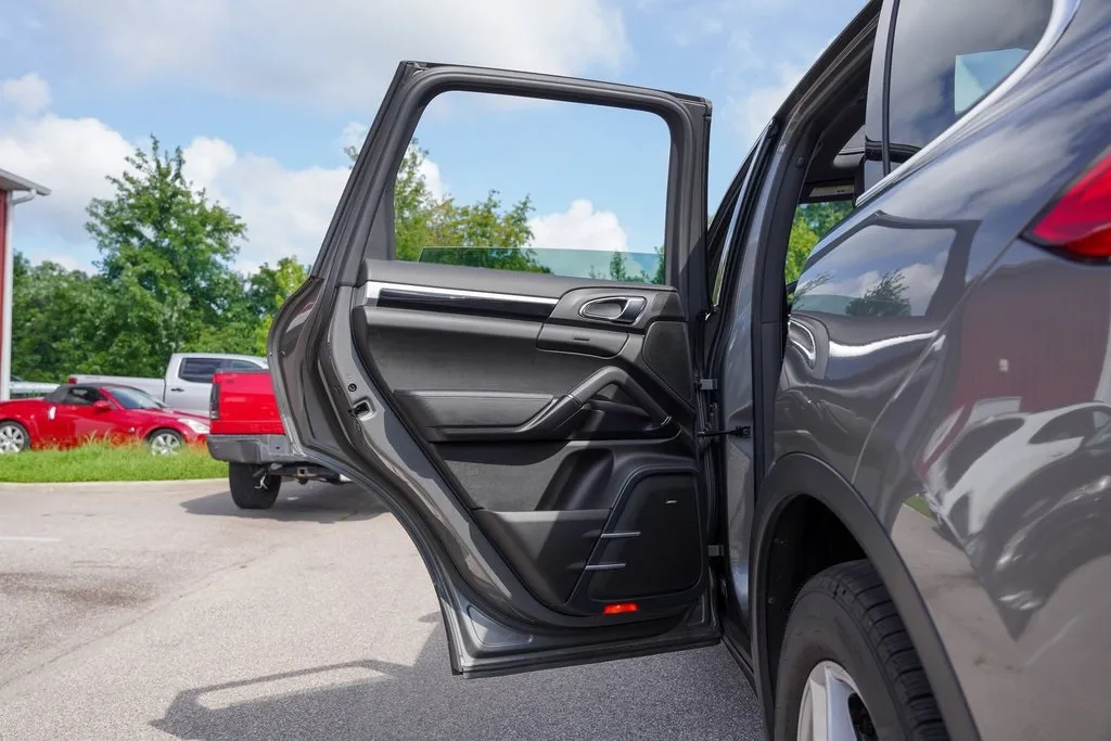 2016 Porsche Cayenne Base photo 28