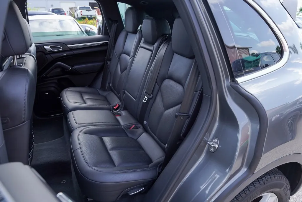 2016 Porsche Cayenne Base photo 42