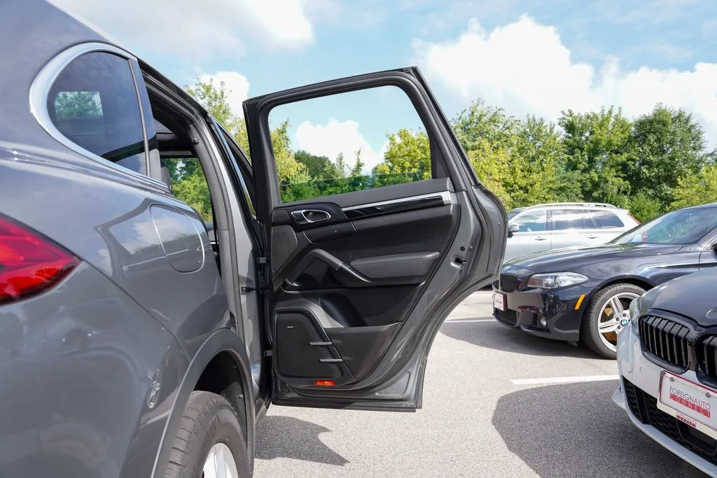 2016 Porsche Cayenne Base photo 43