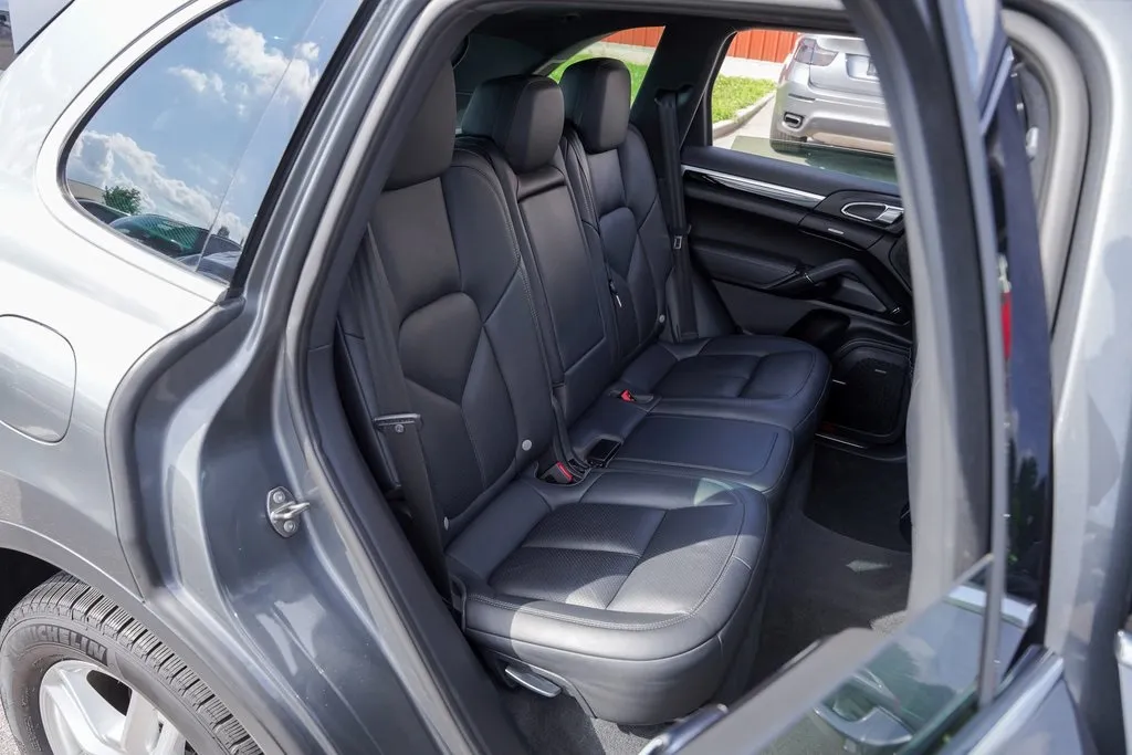 2016 Porsche Cayenne Base photo 14