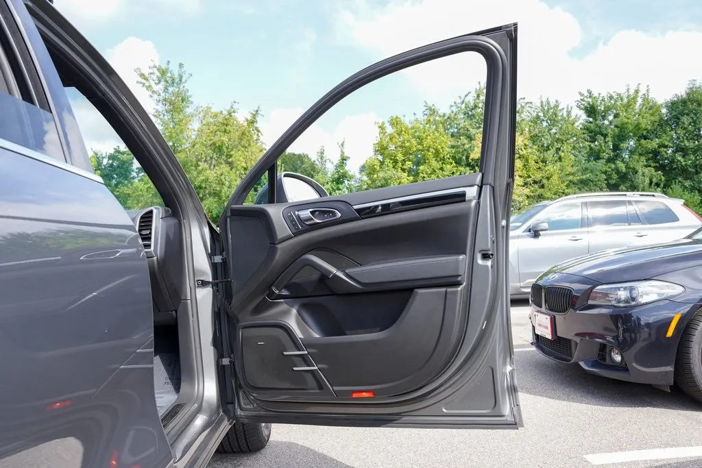 2016 Porsche Cayenne Base photo 44