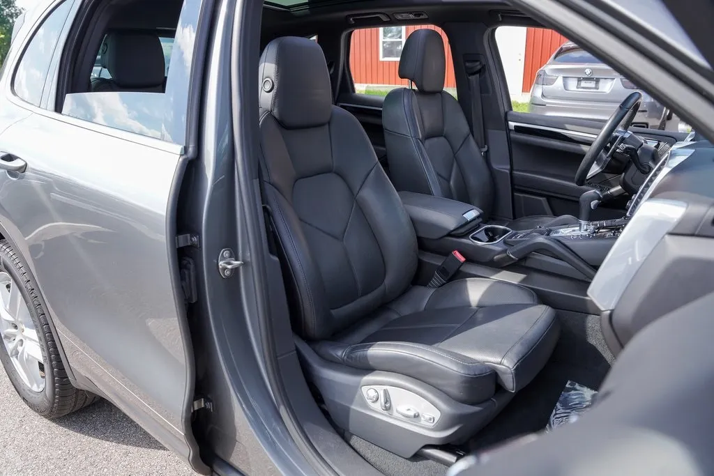 2016 Porsche Cayenne Base photo 15