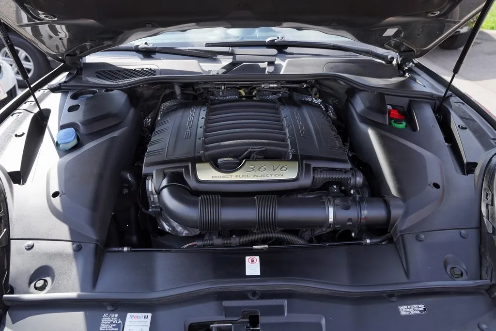 2016 Porsche Cayenne Base photo 16