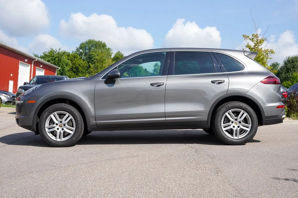 2016 Porsche Cayenne Base photo 32