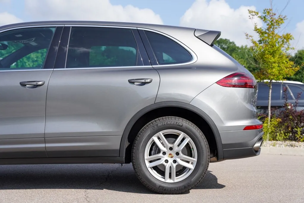 2016 Porsche Cayenne Base photo 2