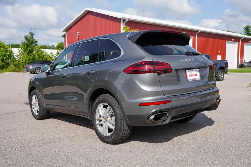2016 Porsche Cayenne Base photo 19