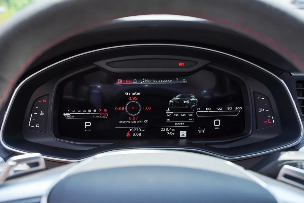 2022 Audi RS 7 Avant Base photo 24