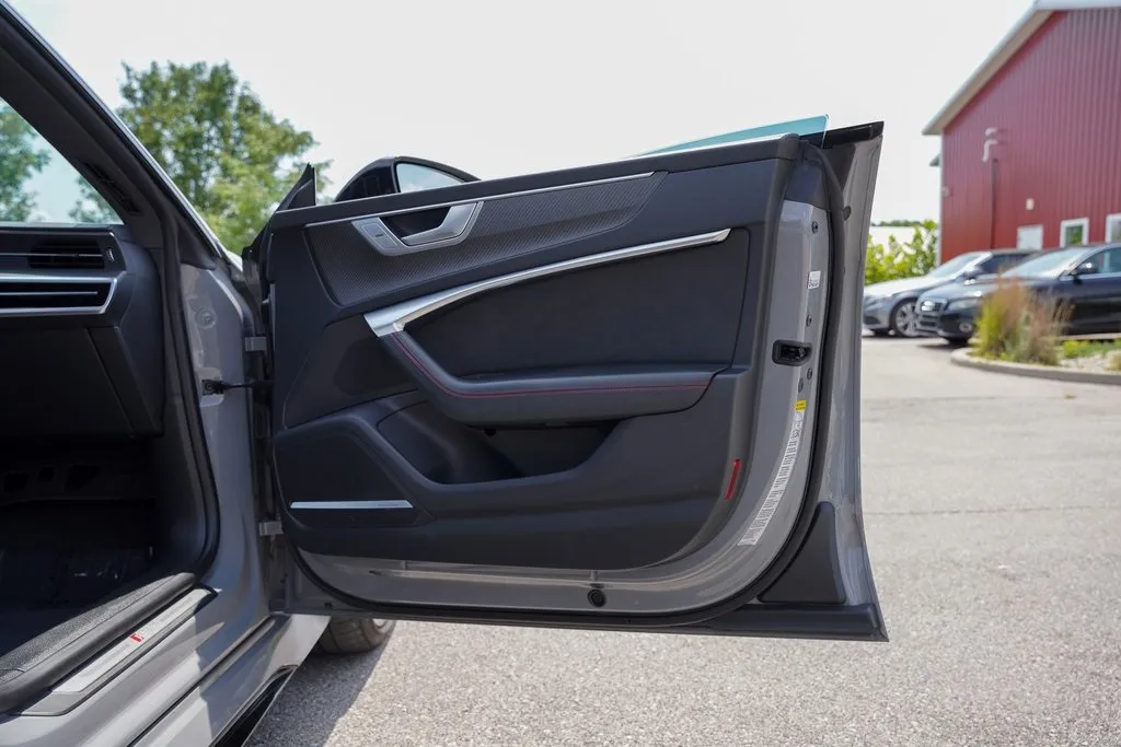 2022 Audi RS 7 Avant Base photo 16