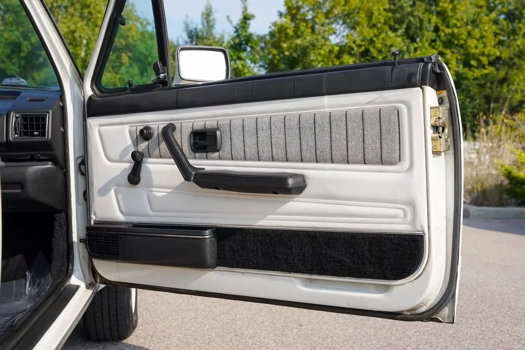 1987 Volkswagen Cabrio Base photo 26