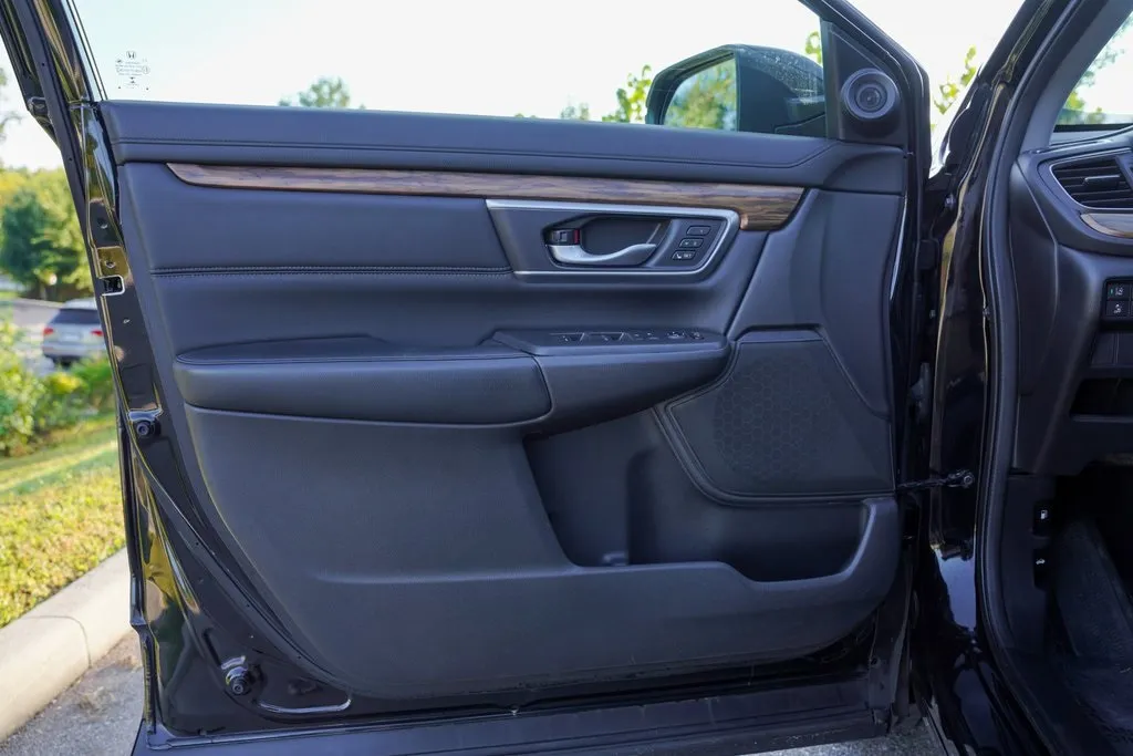 2017 Honda CR-V Touring photo 12