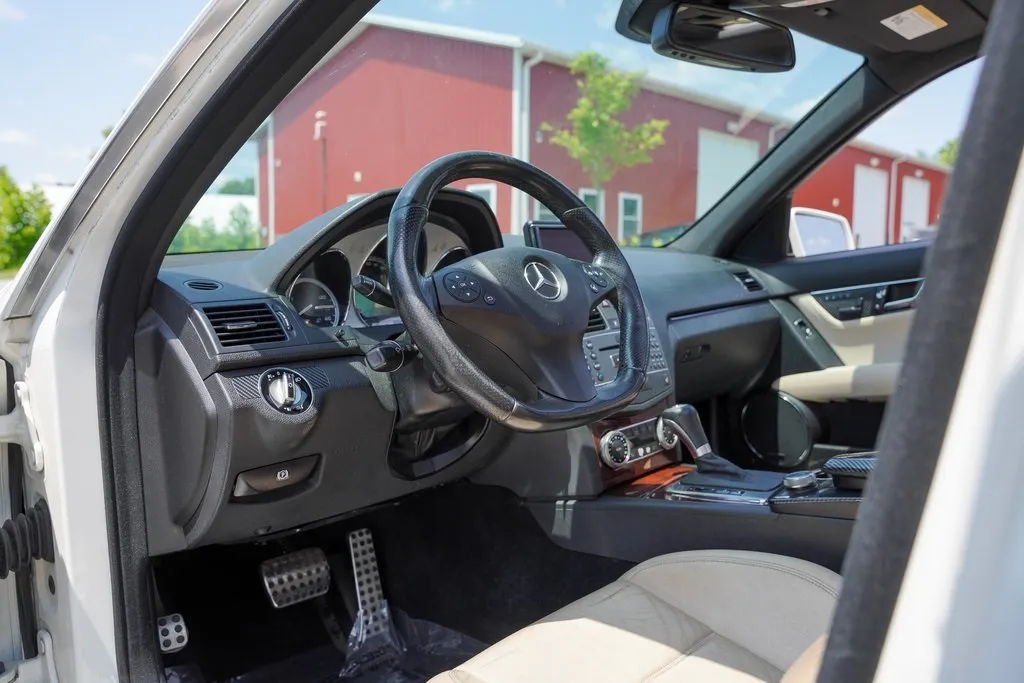 2010 Mercedes Benz C 63 AMG photo 4