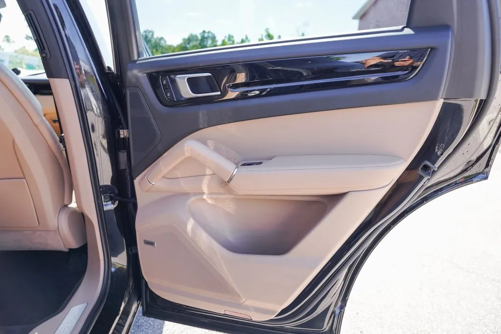 2021 Porsche Cayenne E-Hybrid Base photo 23