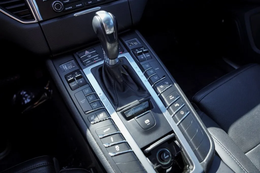 2018 Porsche Macan Turbo photo 16