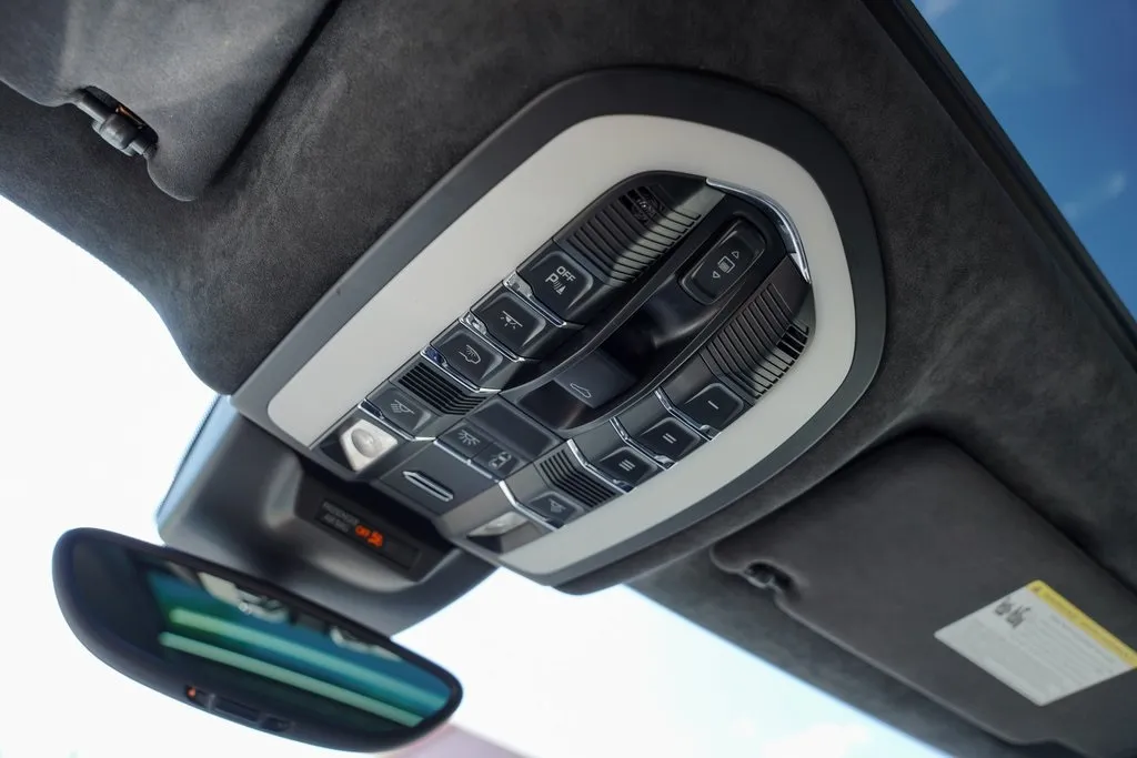 2018 Porsche Macan Turbo photo 4