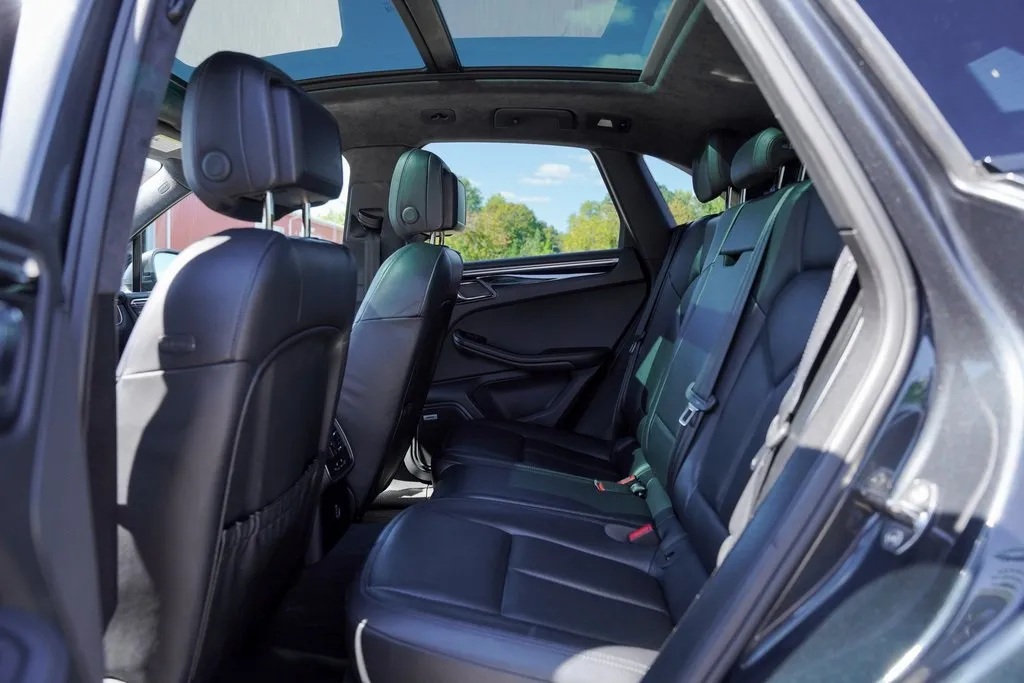 2018 Porsche Macan Turbo photo 28