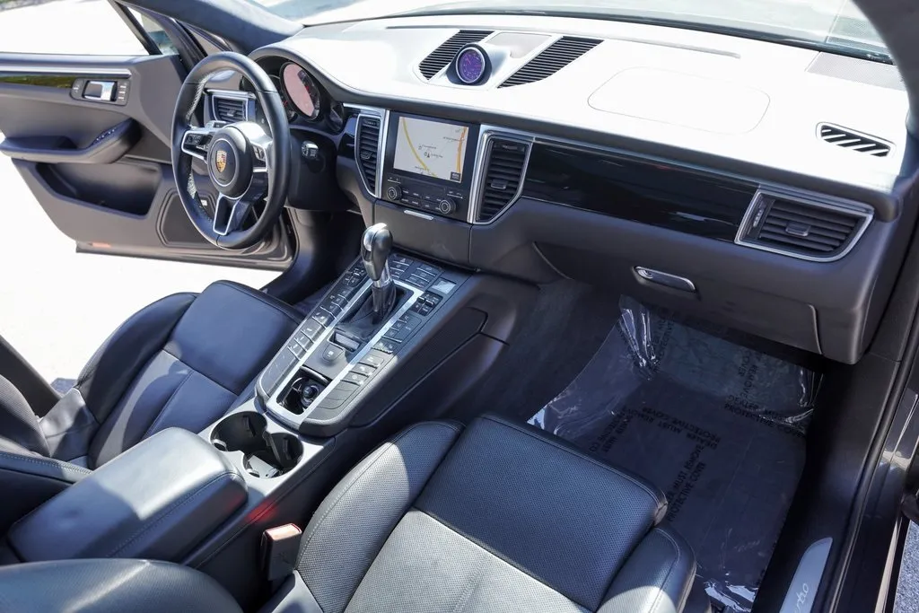 2018 Porsche Macan Turbo photo 30