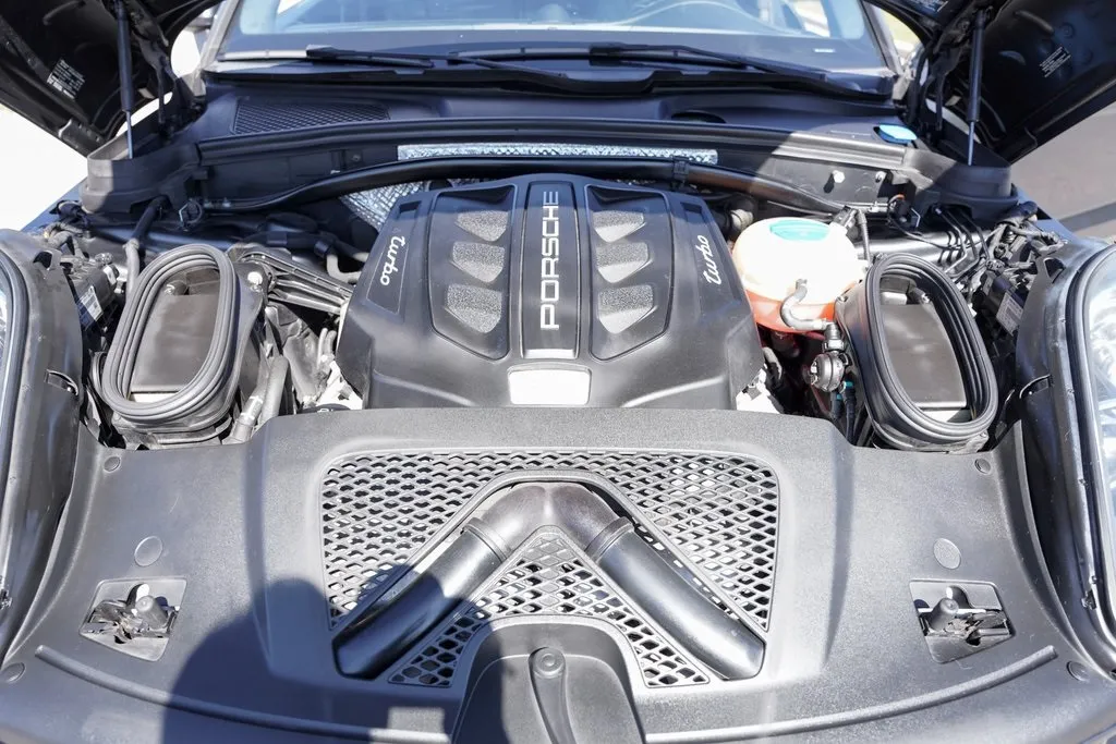 2018 Porsche Macan Turbo photo 19