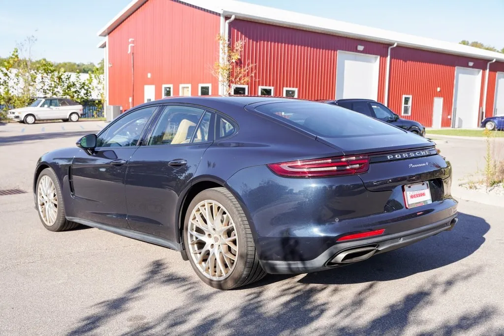 2018 Porsche Panamera 4 photo 2