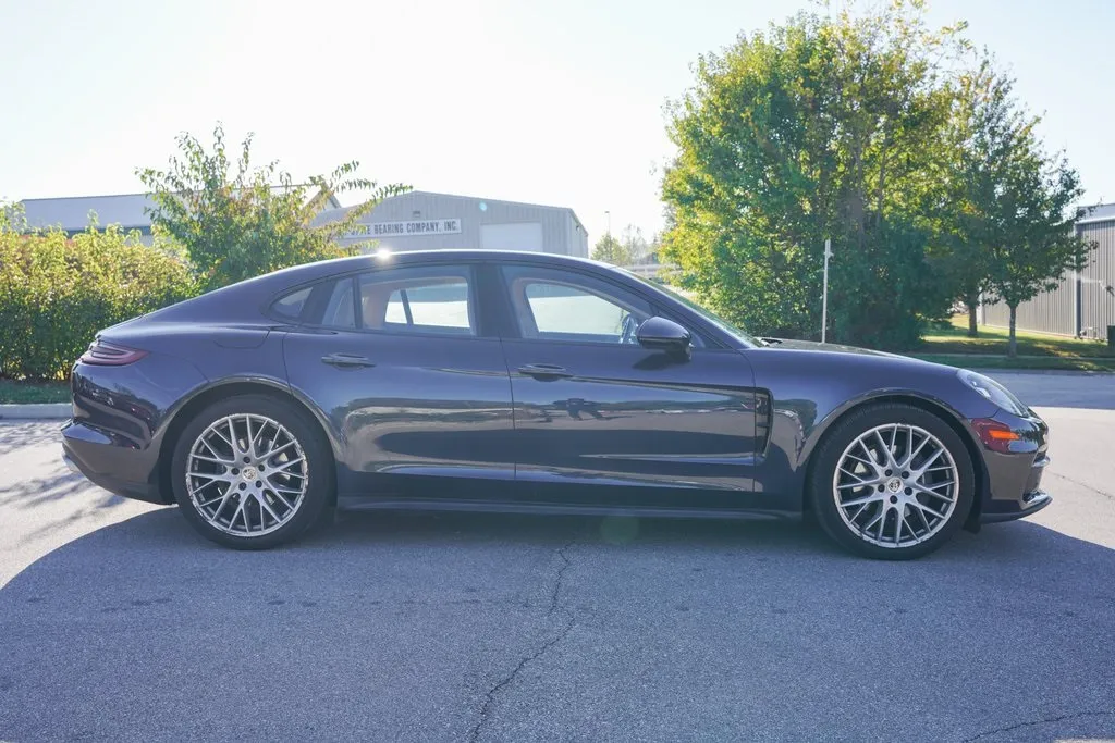 2018 Porsche Panamera 4 photo 3