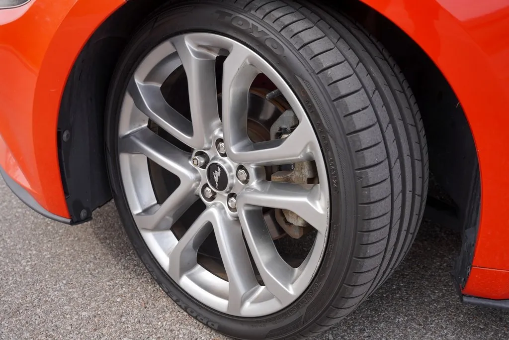 2016 Ford Mustang V6 photo 2