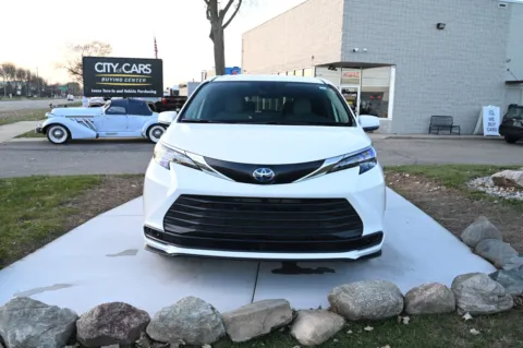 Photos of 2025 Toyota Sienna LE 8-Passenger for sale in Troy, MI at City of Cars