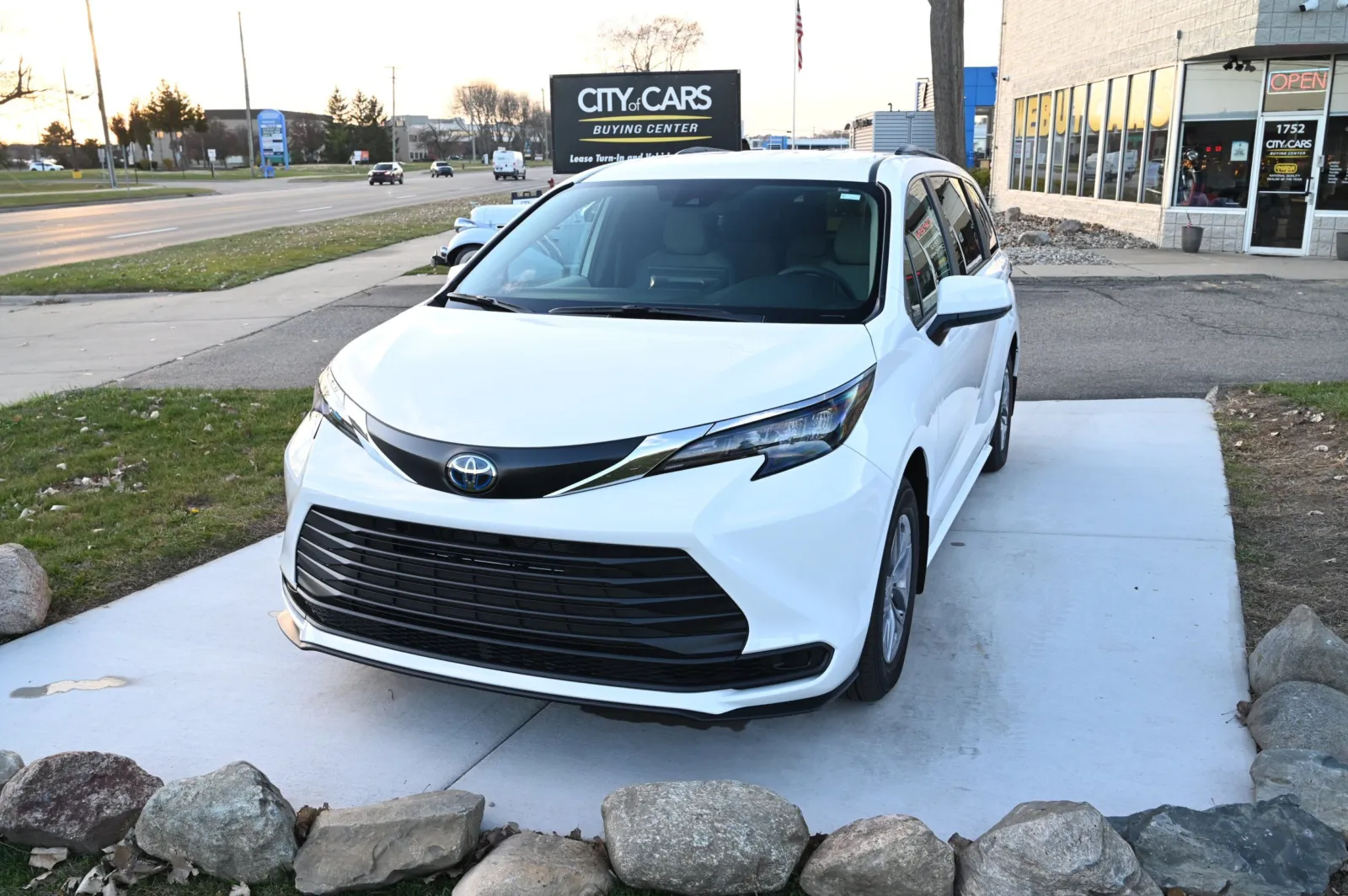 2025 Toyota Sienna LE's photo